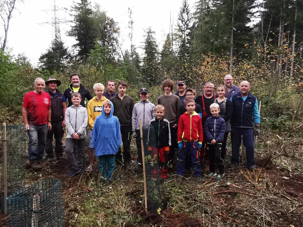 Jung und Alt machen sich auch in Leisach gemeinsam f&uuml;r einen klimafitten Wald stark, BTSK / Otmar Rieger