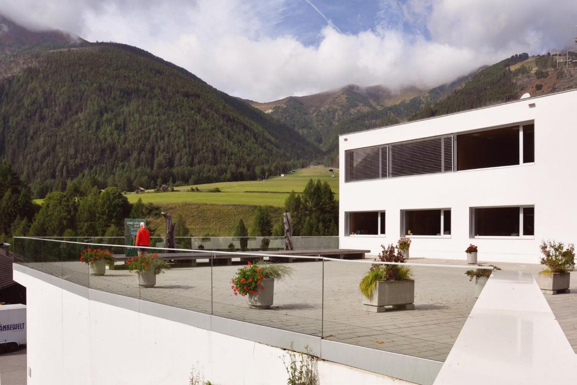 Platzgestaltung beim Gemeindezentrum in Kals am Gro&szlig;glockner.  &copy; Land Tirol/Hofer