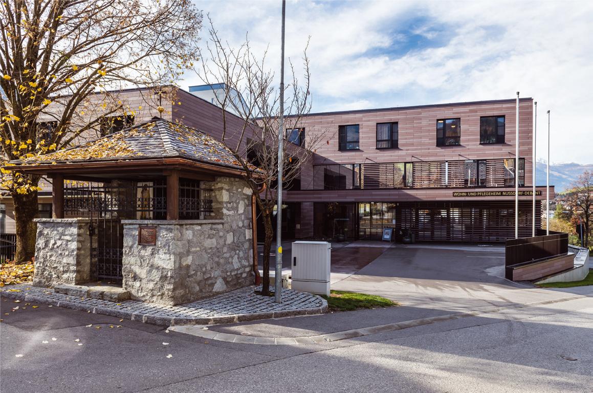 Platzgestaltung vor dem Wohn- und Pflegeheim in Nu&szlig;dorf-Debant. &copy; Norbert Freudenthaler