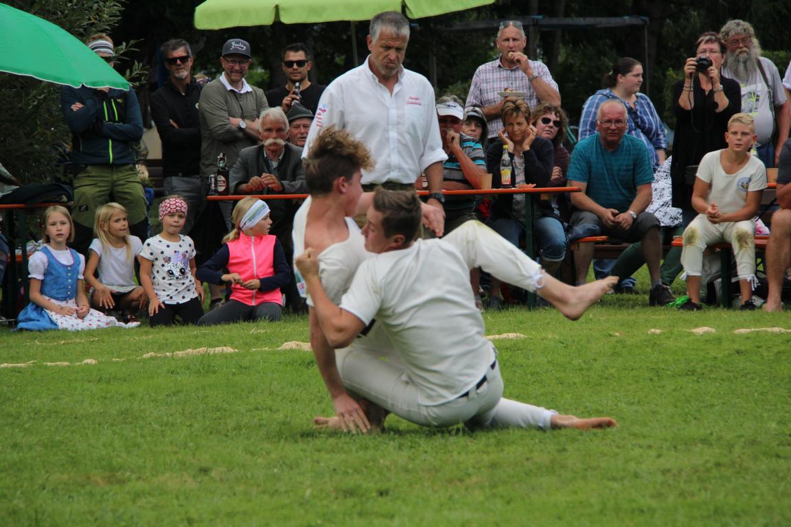 Finn Rowain lieferte sich gegen den besten Sch&uuml;lerranggler Raphael Gaschnitz einen sehenswerten Finalkampf. Foto: Union Matrei