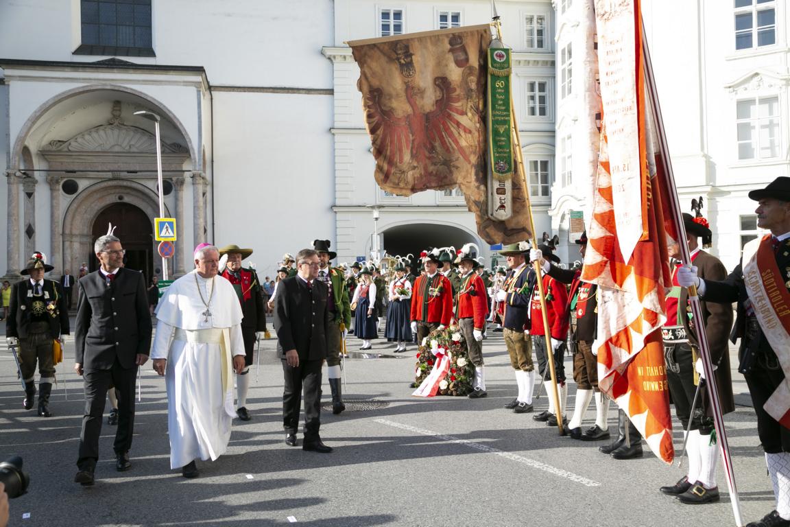 Abschreiten der Front vor der Hofburg: (im Bild von li:) LH Arno Kompatscher, Pr&auml;lat Raimund Schreier und LH G&uuml;nther Platter. Foto: Land Tirol/Die Fotografen