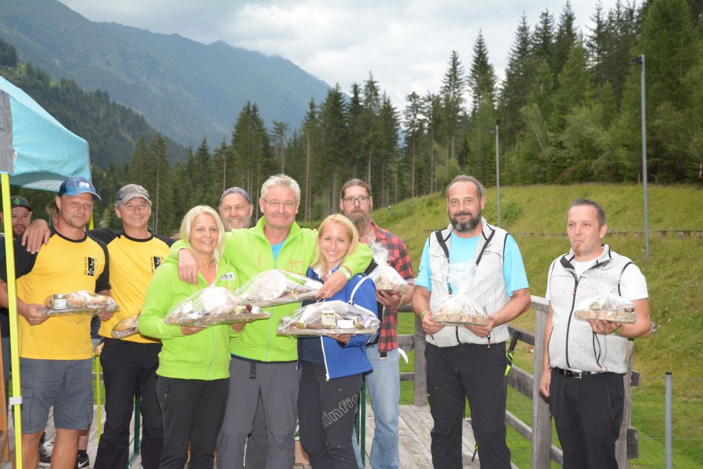 Die siegreichen Teams im Mannschaftsbewerb. Foto: BSU St. Veit