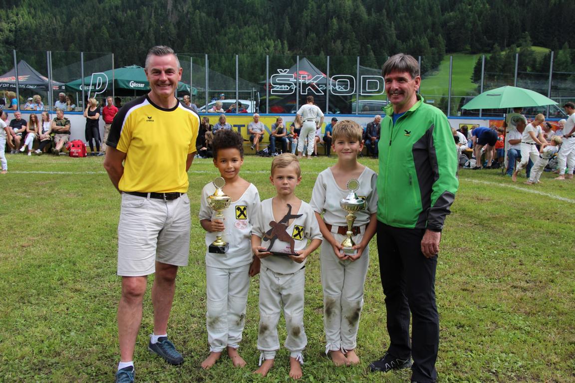 Die erfolgreichen Sch&uuml;lerranggler Julian Rainer, Liam Rowain und Peter Oberhauser mit Trainer Franz Holzer und Bgm. Dietmar Ruggenthaler. Fotos: Union Matrei
