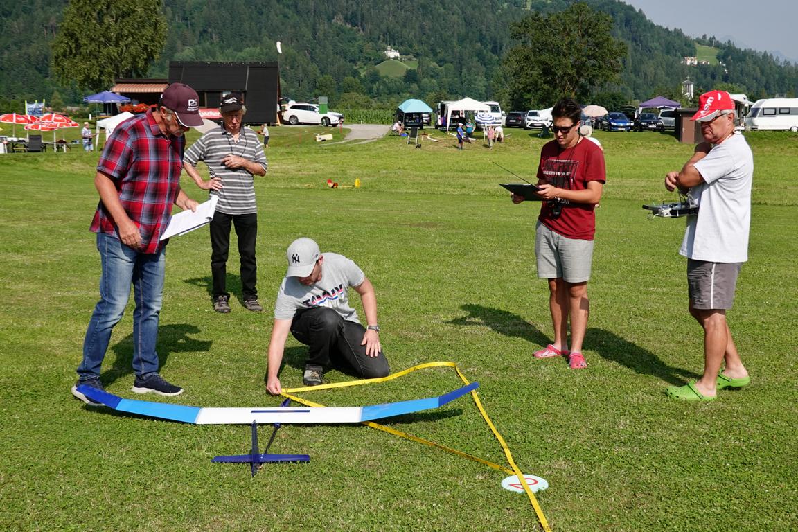 MFC-Lienz Organisationsleiter Fritz Dietrich, Michael Pfurner und Mark K&ouml;ffler beim Vermessen des Modells von Mario und Christian Brandner. Foto: Markus Kozubowski