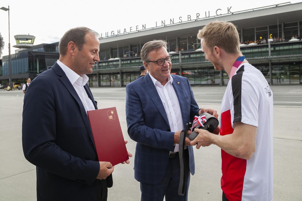 LH Platter und LHStv. Geisler &uuml;berreichten dem Sportler ein Fernglas von Swarovski f&uuml;r den perfekten Ausblick. Foto: Land Tirol/Die Fotografen