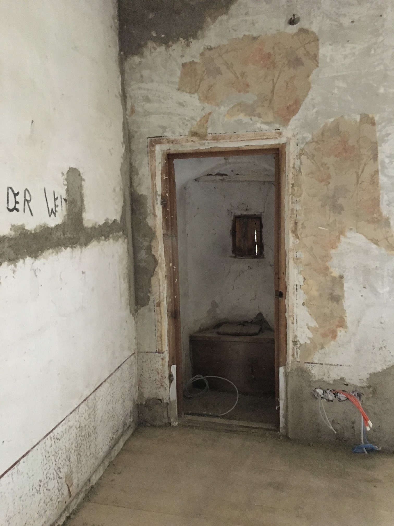 Das alte Plumpsklo im k&uuml;nftigen B&uuml;ro des Finanzverwalters kommt hinter Glas. Foto: Stangl