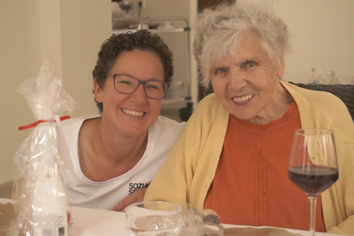 Frau Maria aus Lienz - hier mit Katrin Ortner - durfte vor kurzem ihren 98. Geburtstag feiern. Auch sie kommt regelm&auml;&szlig;ig und mit gro&szlig;er Freude in die Sprengelstube