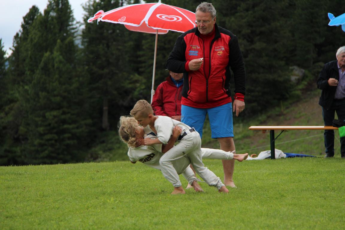 Bei seinem ersten Auftritt konnte Liam Rowein in der Klasse 4&ndash;6 Jahre den Tagessieg f&uuml;r Matrei erk&auml;mpfen, Foto: Holzer/Union Matrei