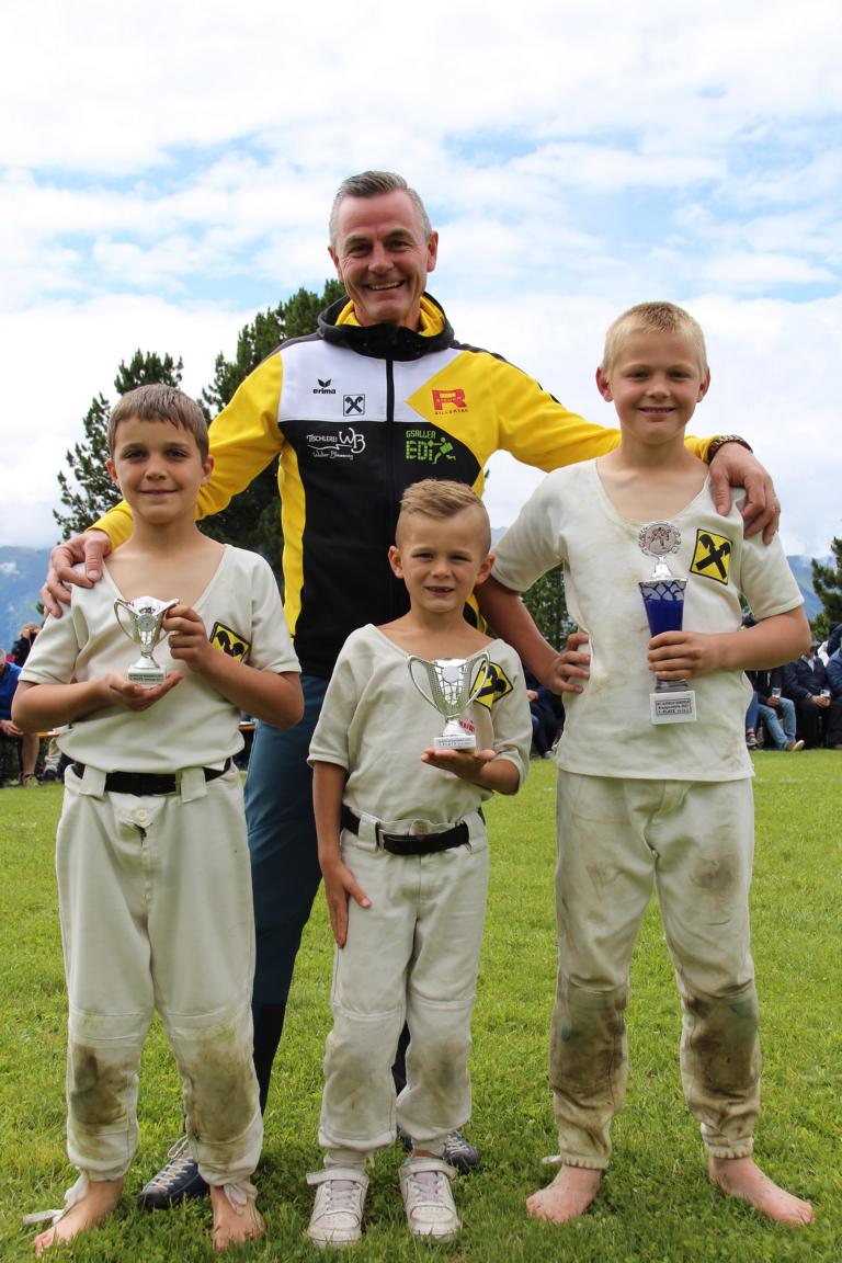 Top Leistung der Osttiroler Sch&uuml;lerranggler vorne links: Mariner Michael, Rowein Liam, Mariner Gabriel mit Trainer Franz Holzer, Foto: Union Matrei