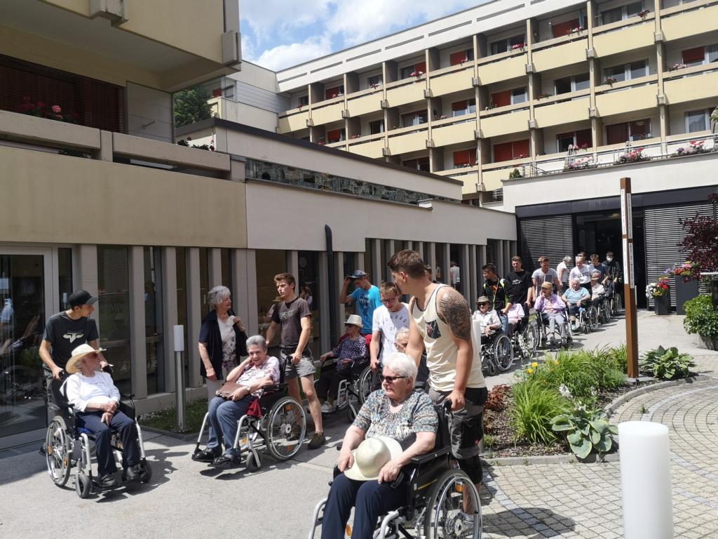 Die Tischler-Lehrlinge tauschten Werkbank gegen Rollstuhl, Foto: TFBS Lienz