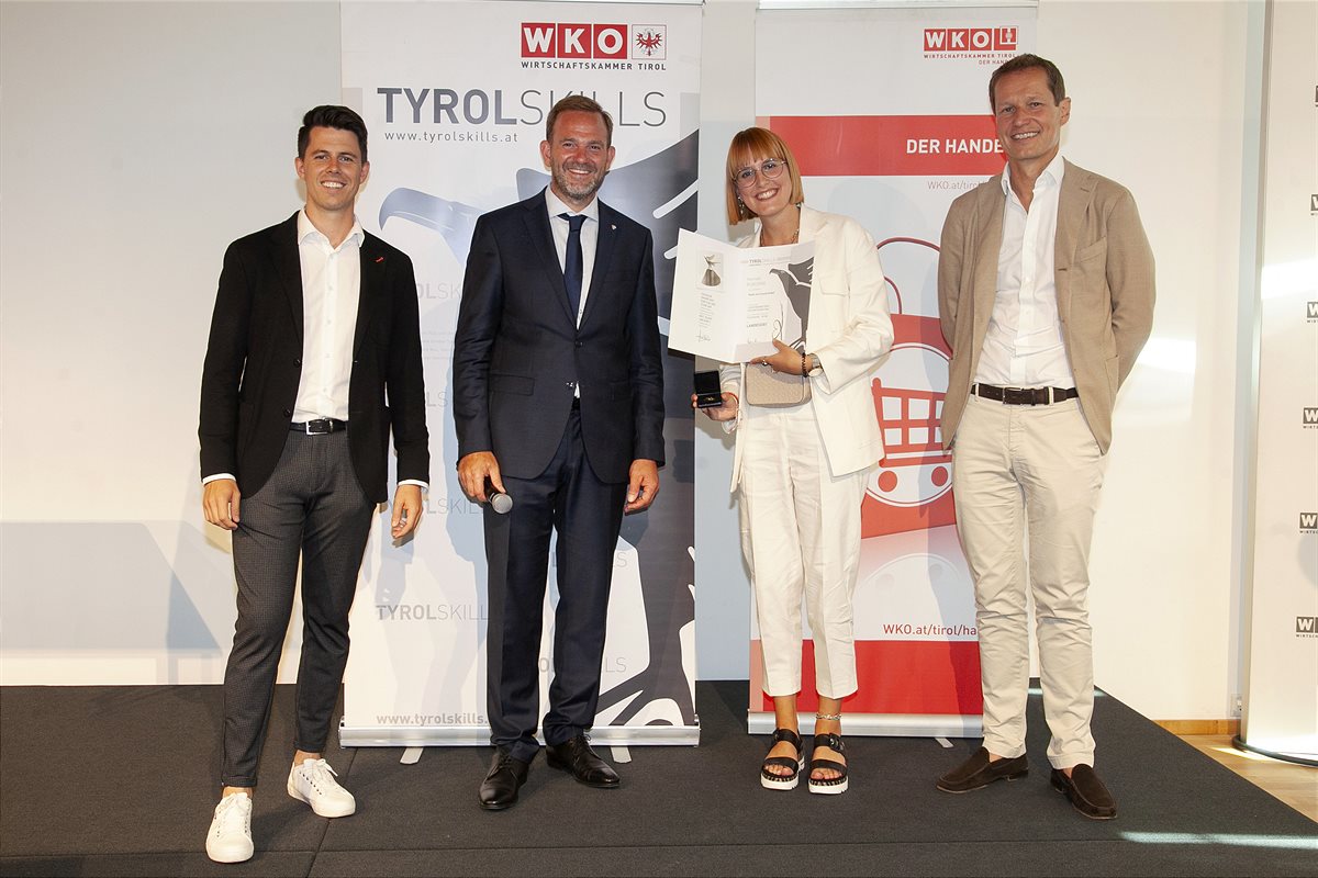 Die strahlende Gewinnerin Hannah Blassnig mit Vertretern der Wirtschaftskammer Tirol, Foto: WK Tirol/Die Fotografen