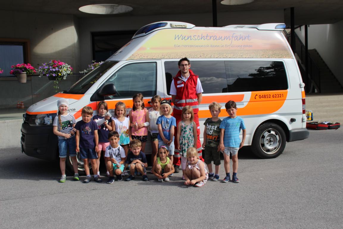 Peter Eder mit den j&uuml;ngsten Ersthelfern; Foto: Lanser/Kindergarten Assling