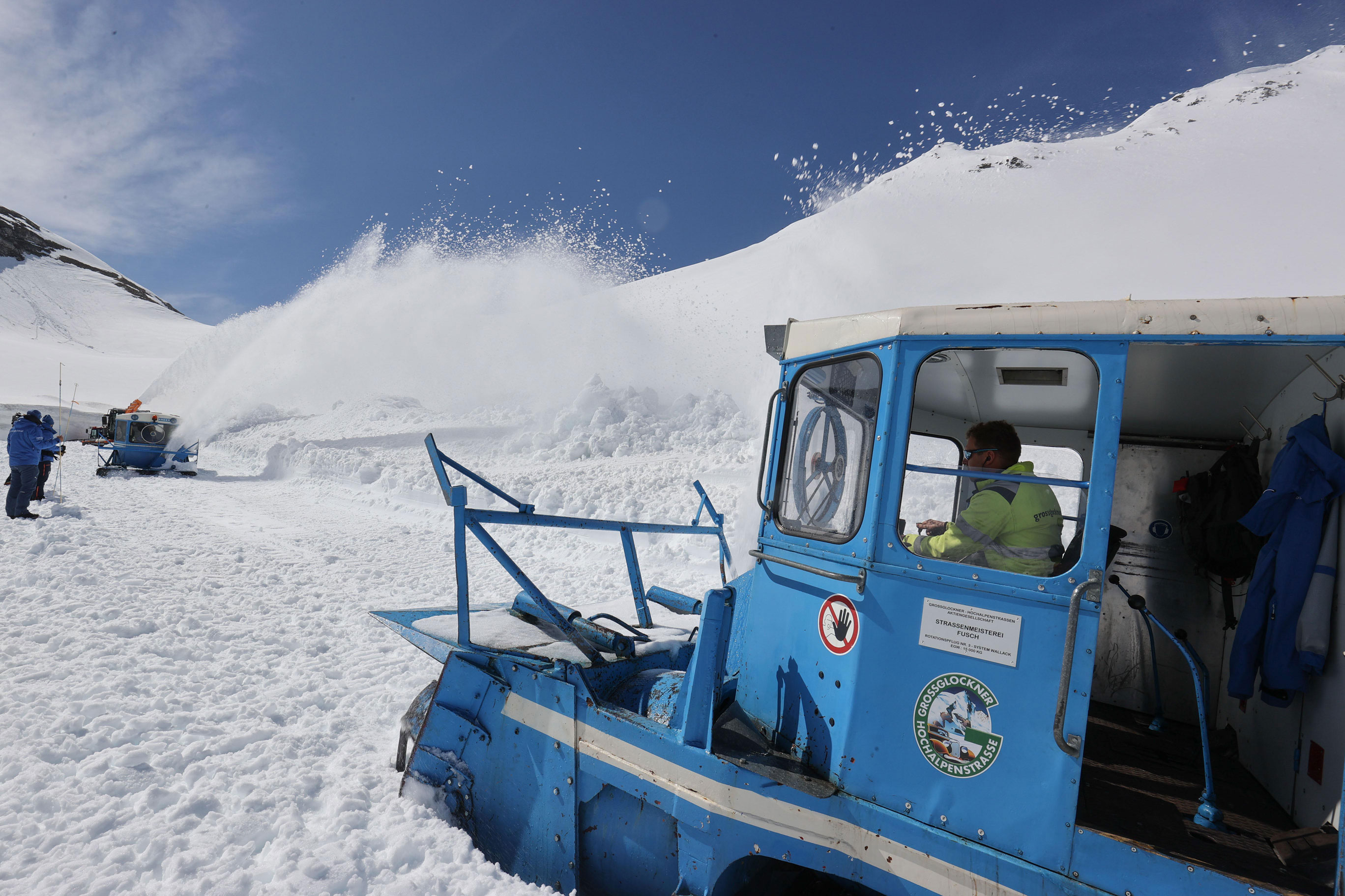 Nach wie vor gelten die eisblauen "Oldtimer" als die unangefochtenen Helden der Schneer&auml;umung auf der Gro&szlig;glockner Hochalpenstra&szlig;e, Bildrechte: grossglockner.at, Fotograf: Franz Neumayr