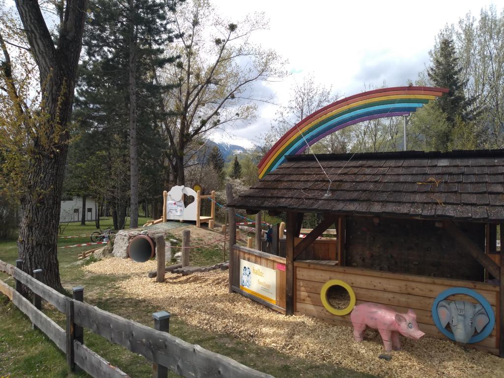 Arche mit Kriechtunnel und Schafl Kletterbr&uuml;cke im neuen Regenbogenpark. Foto: Pichler