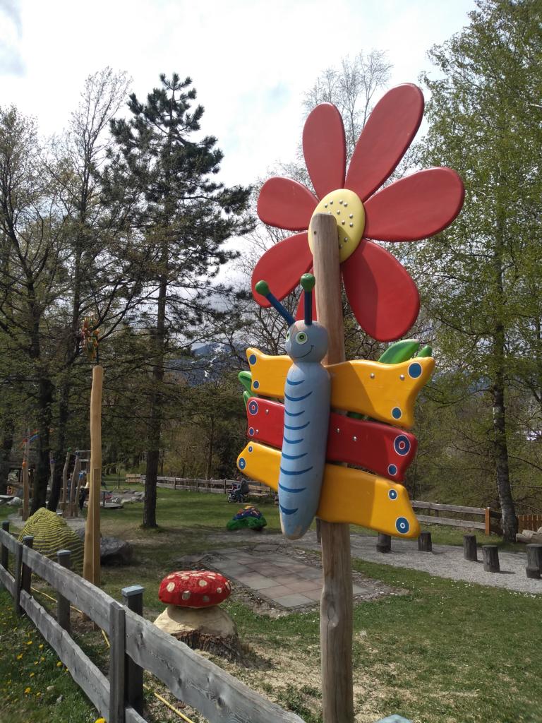 Bischof Hermann Glettler hat die Blume und den Schmetterling im Regenbogenpark D&ouml;lsach gesponsert. Foto: Pichler