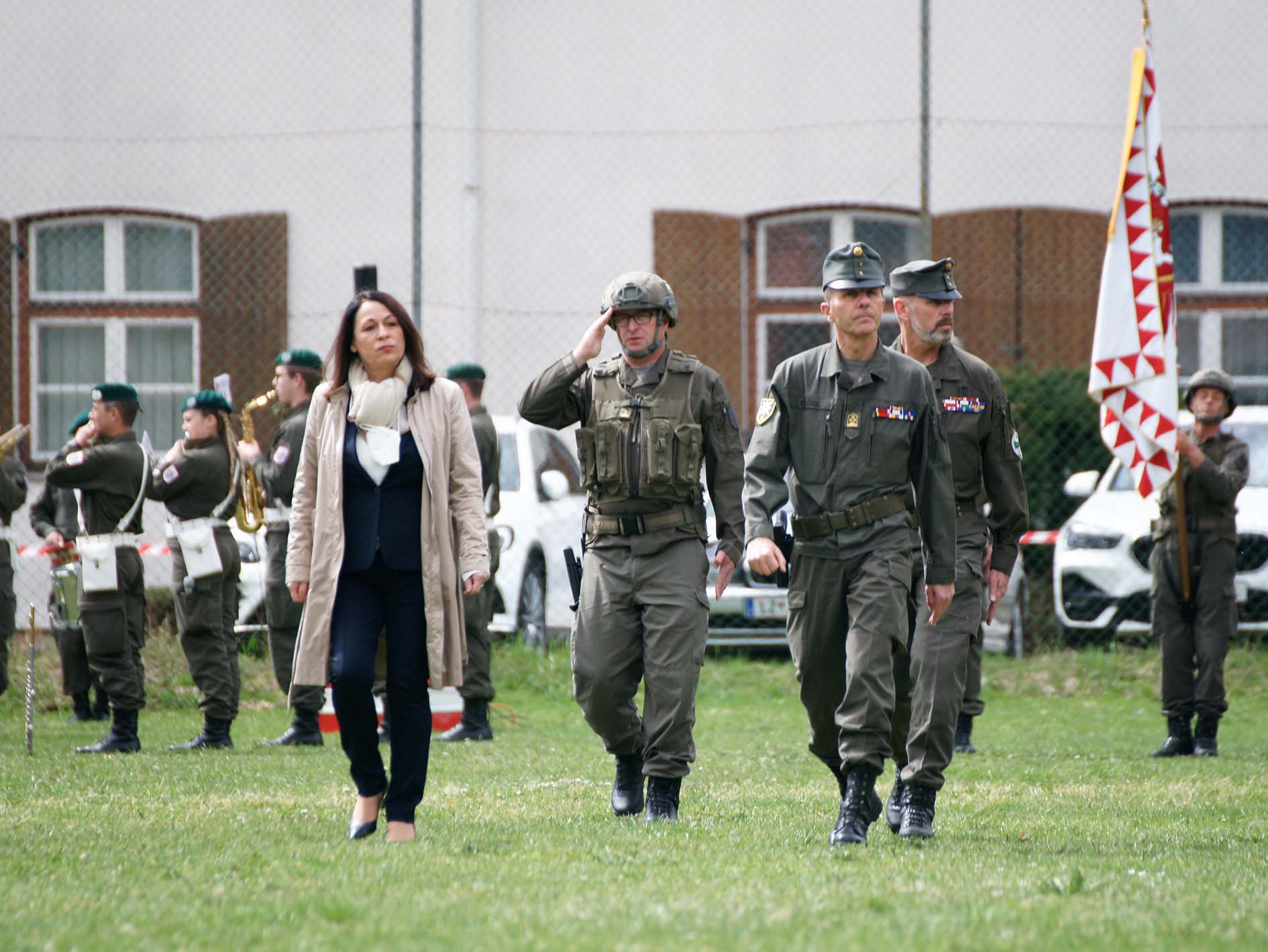 BRin Elisabeth Mattersberger und Oberst Karl Pfl&uuml;gl beim Abschreiten der Front, Fotos: JGB24/Boris Kurnik