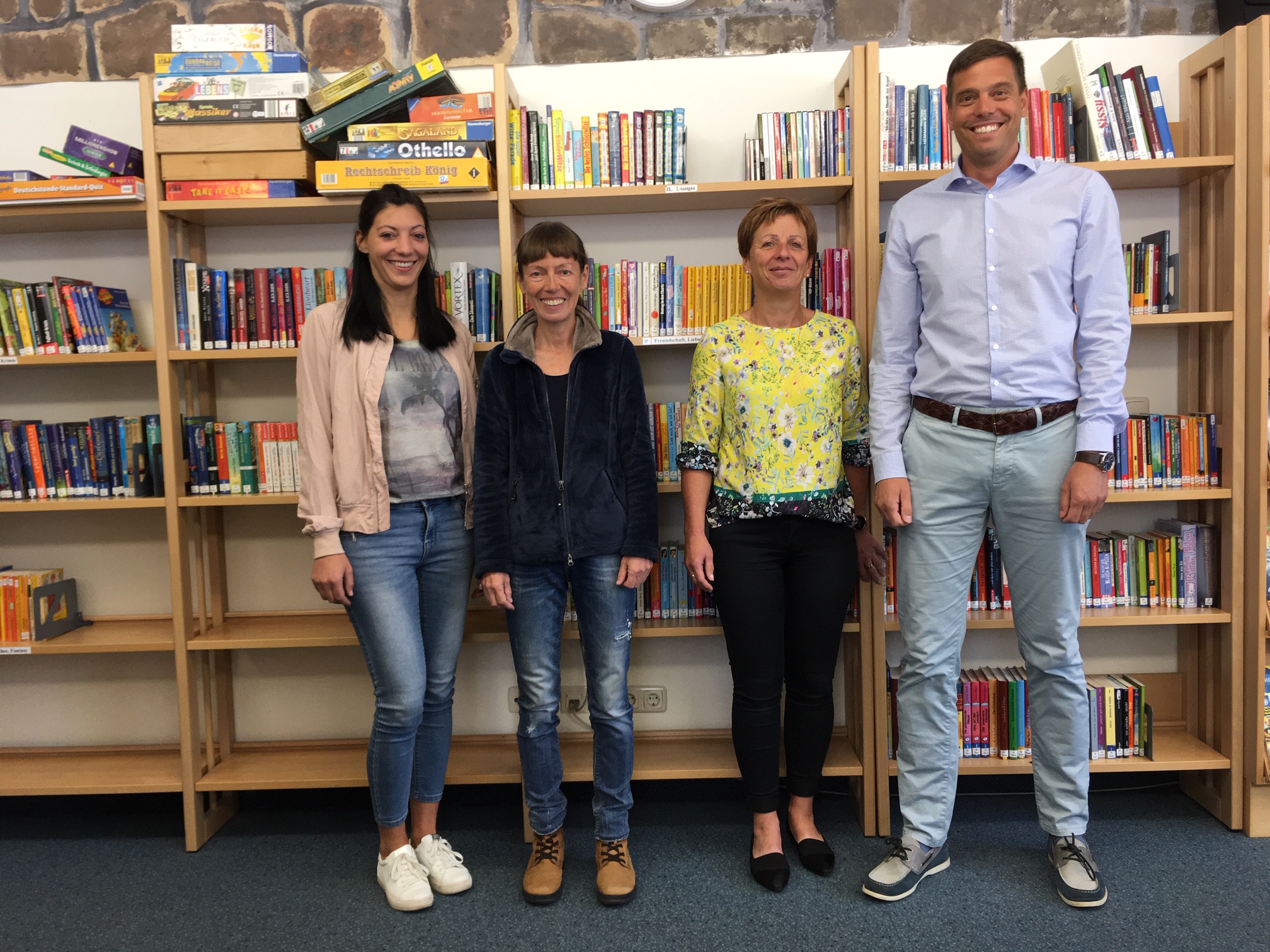 Stolze Preistr&auml;ger in der Mittelschule Virgen mit (v.li.) Eva Oberschneider, Manuela Schennet, Sabine Berger und Gerhard W&ouml;rister (Direktor). &copy; privat