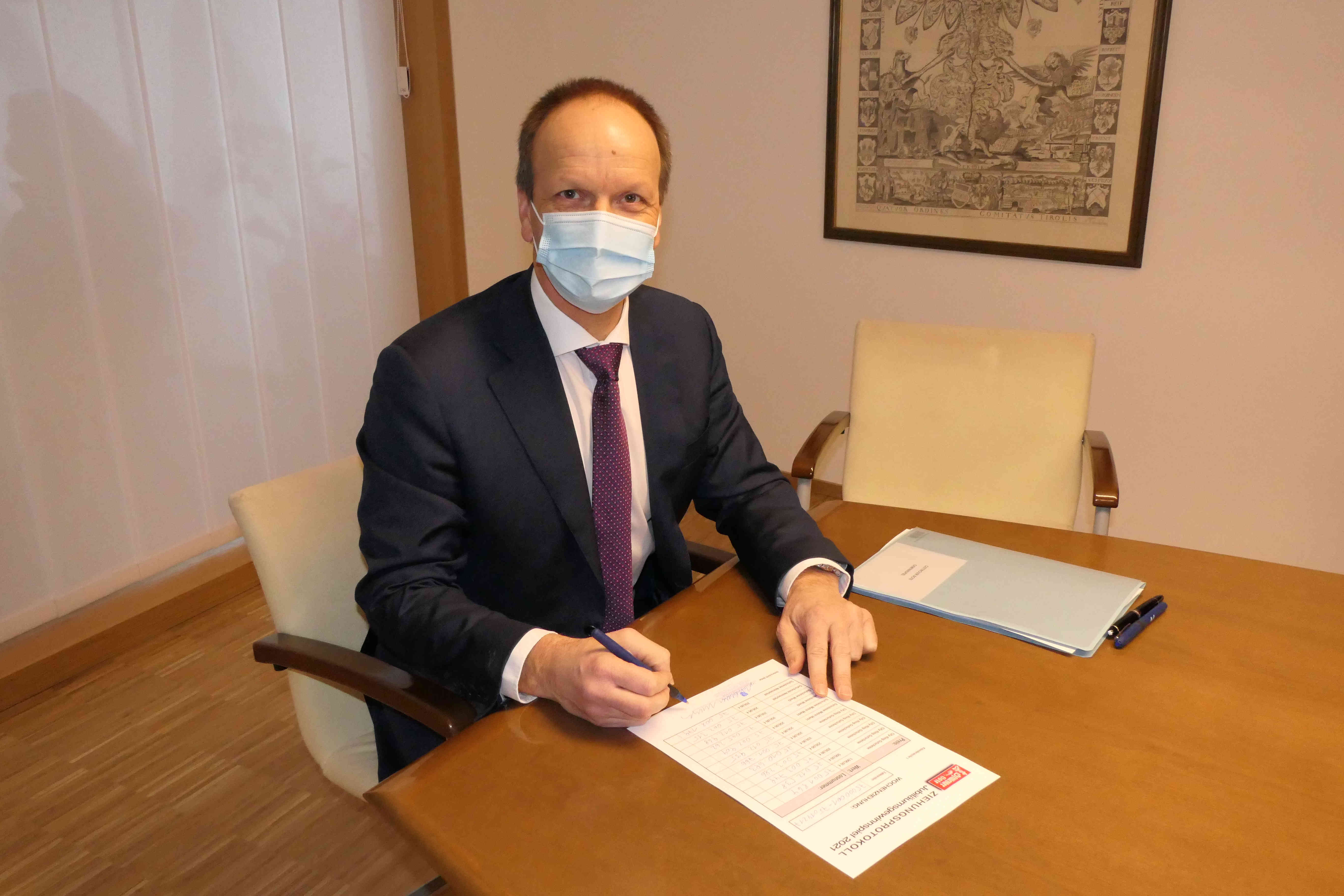 Notar Mag. Markus Mayr aus Lienz beaufsichtigte die Verlosung und best&auml;tigte mit seiner Unterschrift die G&uuml;ltigkeit.