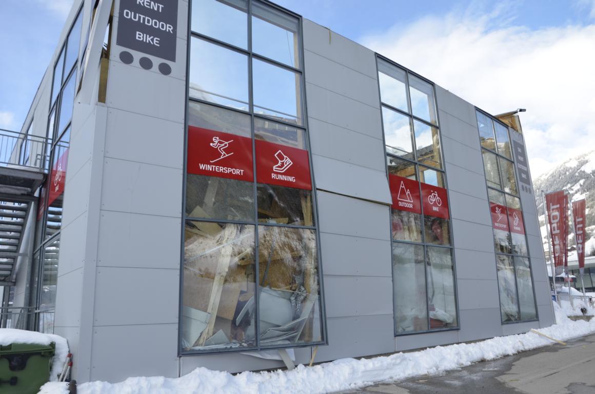 Die Au&szlig;enhaut des eingest&uuml;rzten Teiles steht noch unter extremer Spannung, weshalb der abgesperrte Gefahrenbereich (sachverst&auml;ndig untermauert) auf eine 12-m-Zone ausgeweitet worden ist. Foto: Marktgemeinde Matrei in Osttirol