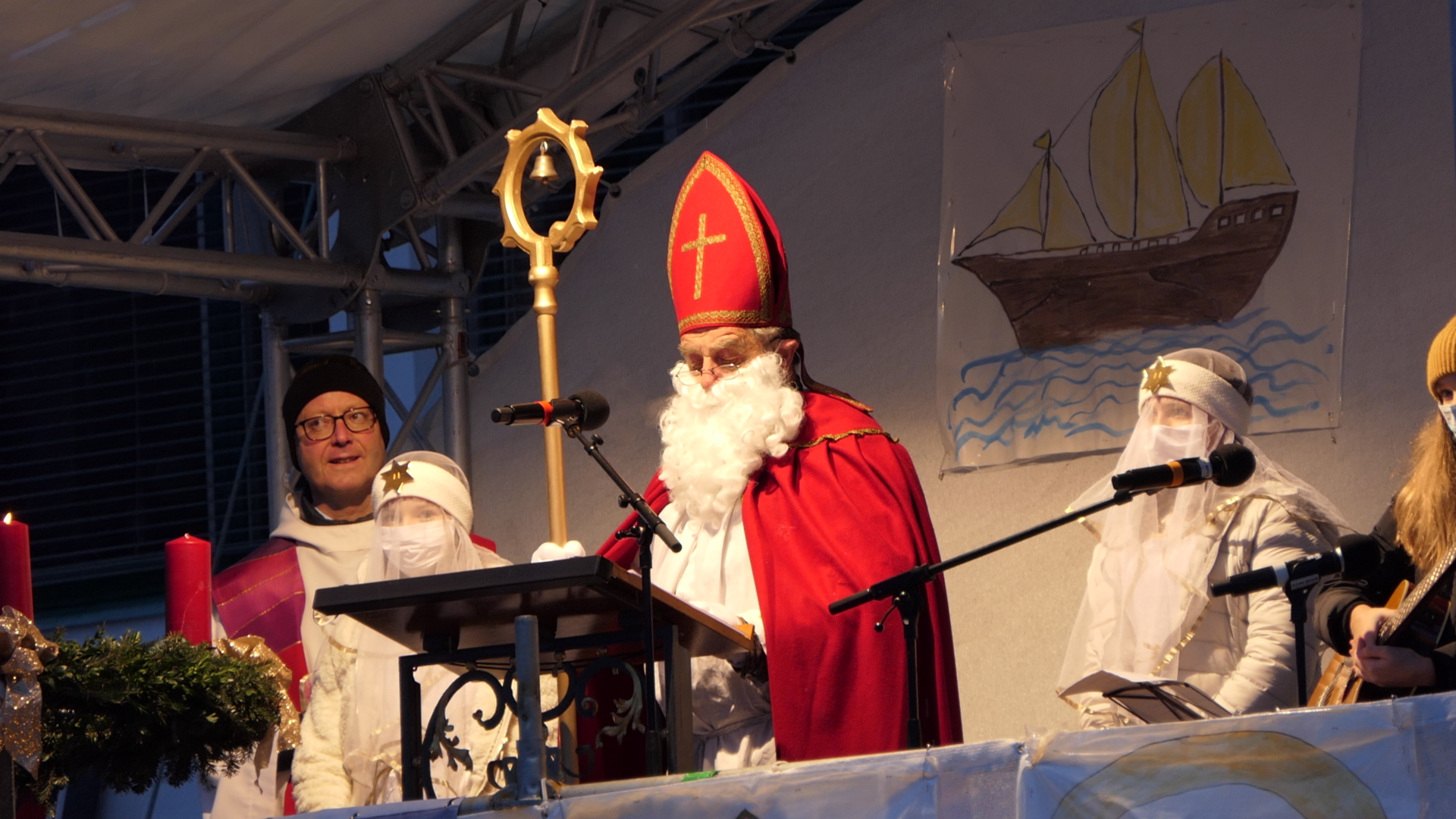 Dez.: Mit dem Heiligen Nikolaus als Ehrengast ging der zweite Drive-In-Gottesdienst Anfang Dezember &uuml;ber die B&uuml;hne. Foto: Martin Oberbichler