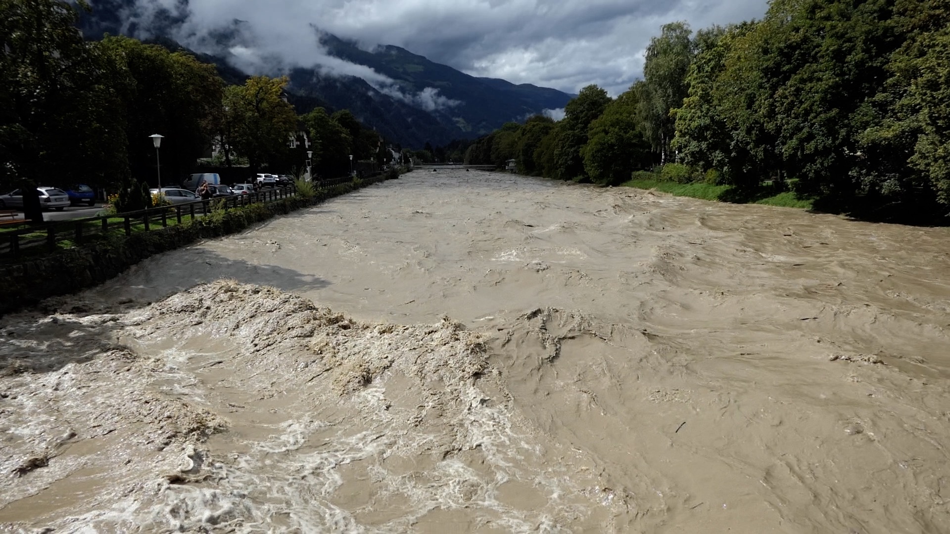 Aug.: Knapp bis an die Uferr&auml;nder reichte das Wasser durch Lienz. Foto: Martin Oberbichler