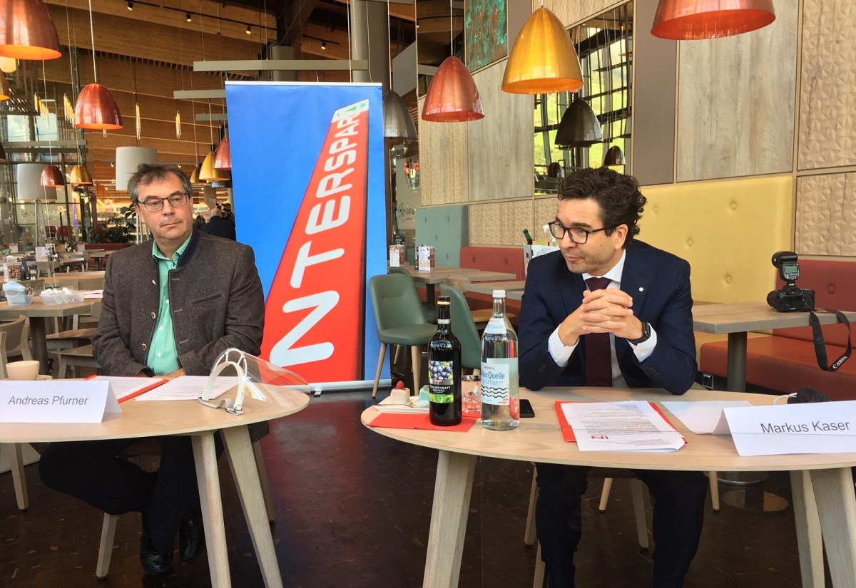 Okt.: Bgm Andreas Pfurner und der Gesch&auml;ftsf&uuml;hrer von Interspar &Ouml;sterreich, Markus Kaser, bei der Er&ouml;ffnung des modernisierten Marktes. Foto: Brugger