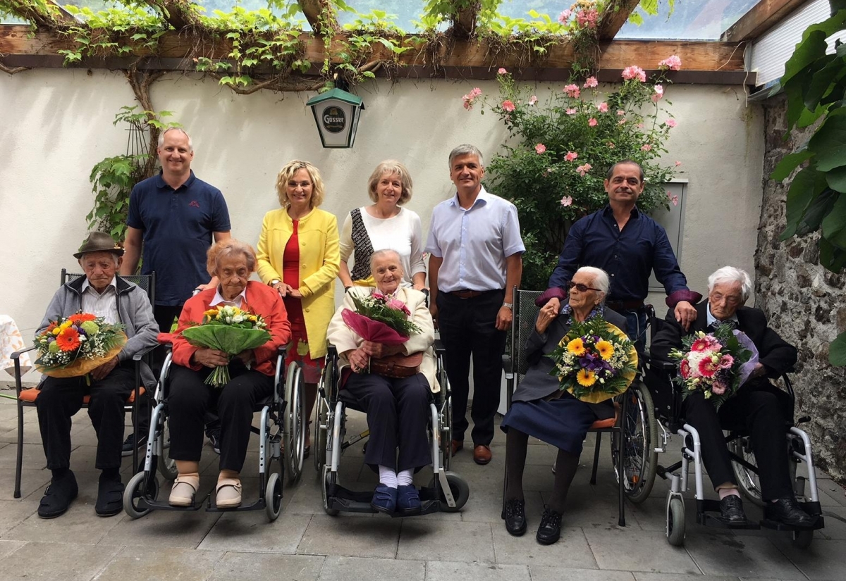 Jul.: Die Jubilare in der ersten Reihe: Florian (Walter) Panzierer, Paulina Ploner, Hilda Massimo, Stefanie Oberhammer und Barbara Wilhelmer, mit den VertreterInnen der Osttiroler Wohn- und Pflegeheime. Foto: Stangl