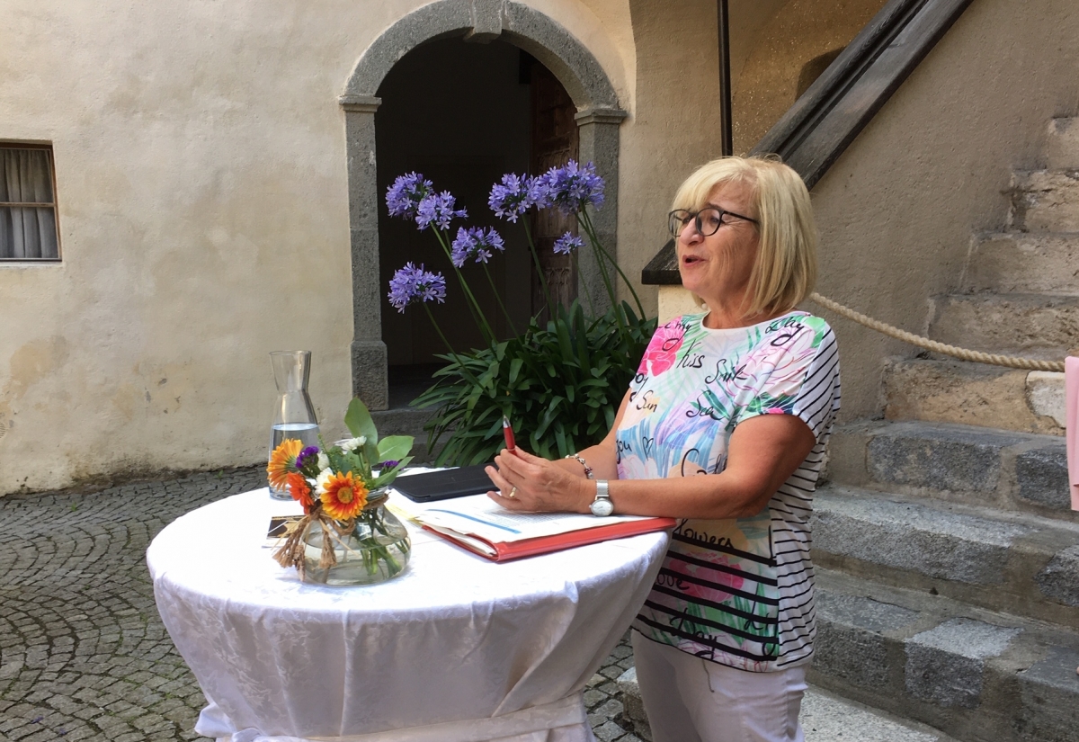 Jul.: LR Beate Palfrader bei der Pressekonferenz auf Schloss Bruck. Foto: Brugger