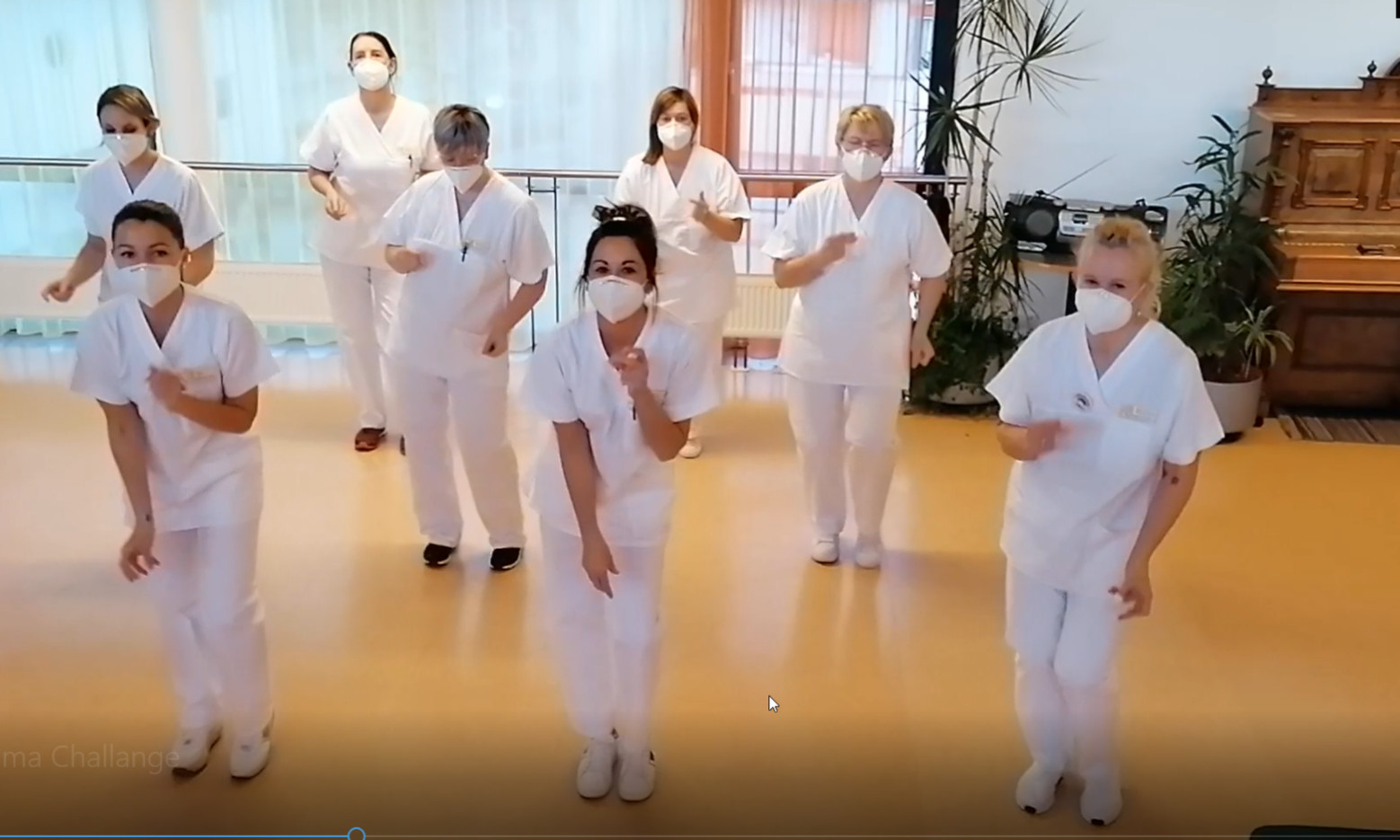 Nov.: Mit einer eigenen Choreographie begeistern die Mitarbeiter des Lienzer Wohn- und Pflegeheims das Internet. Foto: WPH Lienz/Gernot Obkircher