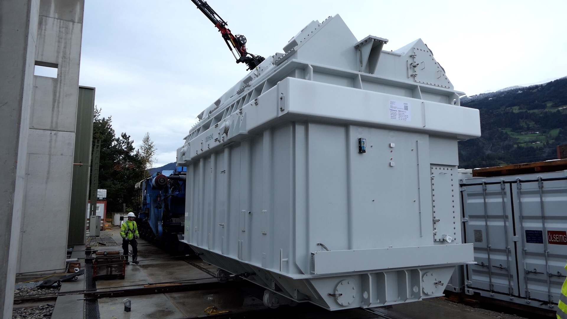 Sep.: Sieben Meter lang und 167 Tonnen schwer ist die die Transformatorbank, die Ende September in Nu&szlig;dorf-Debant montiert wurde. Foto: Martin Oberbichler
