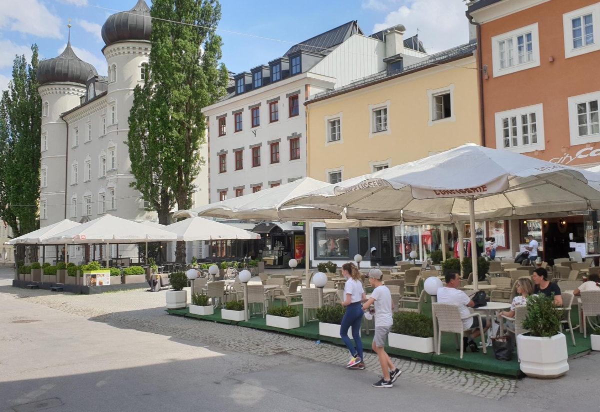 Mai: Ab Mai war in den Caf&eacute;s am Lienzer Hauptplatz wieder mehr los. Foto: Oberbichler