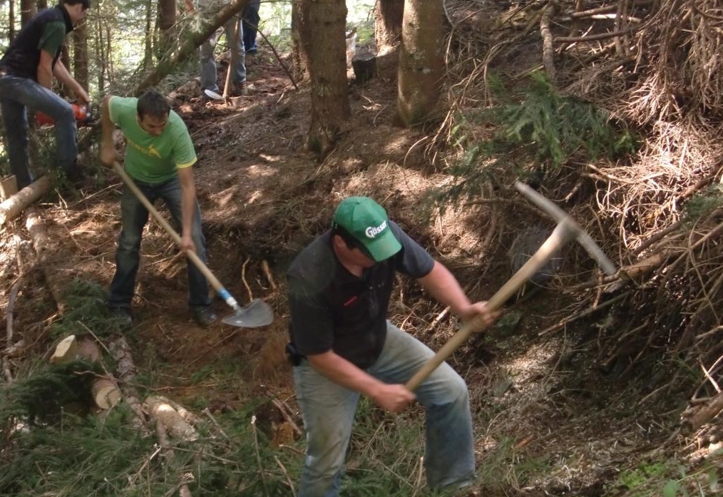 Jun.: In vielen Teilen Osttirols waren die Jungbauern flei&szlig;ig am Arbeiten. Foto: JB/LJ Osttirol