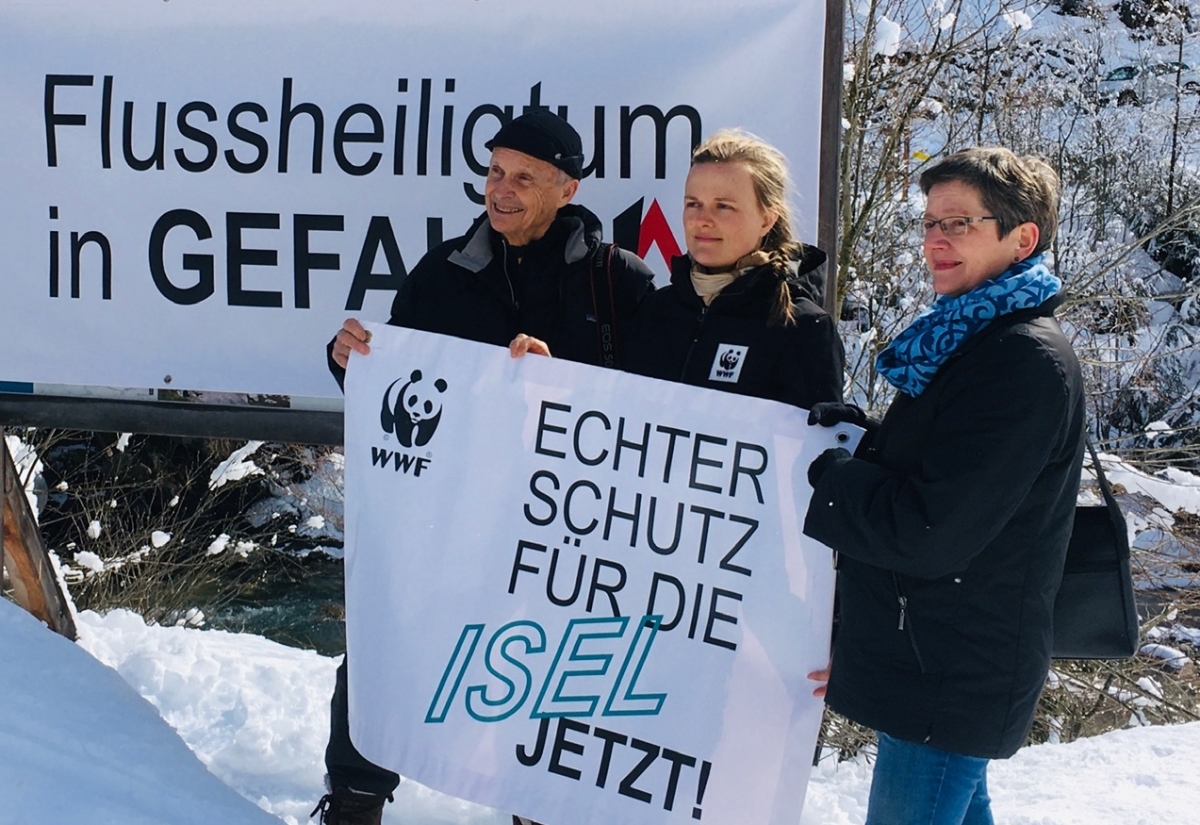 Mar.: Wolfgang Retter, Marianne G&ouml;tsch (WWF) und Anna-Maria Kerber setzten sich f&uuml;r die Isel ein. Foto: Brugger