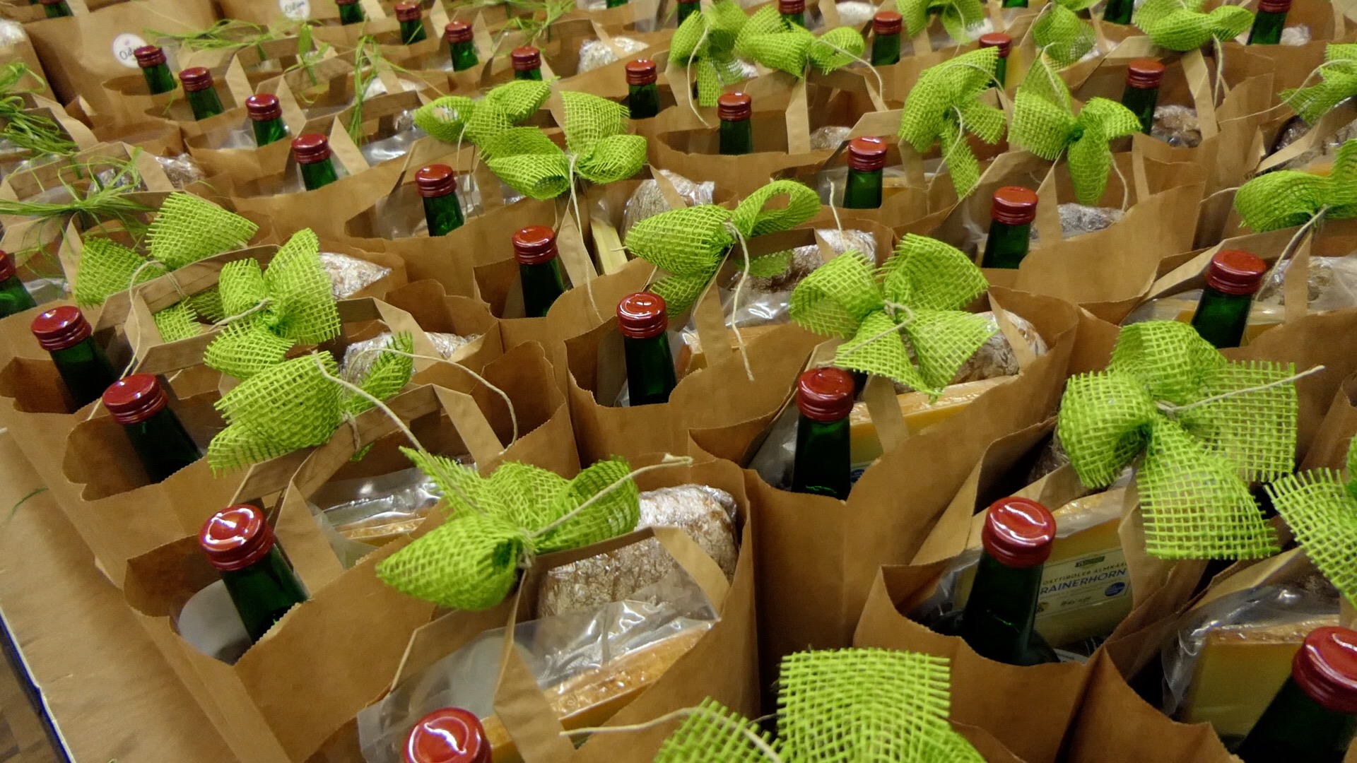 Apr.: Viele selbstgemachte Produkte gab es in den Ostersackerl, die bis vor die Haust&uuml;r geliefert wurden. Foto: Martin Oberbichler