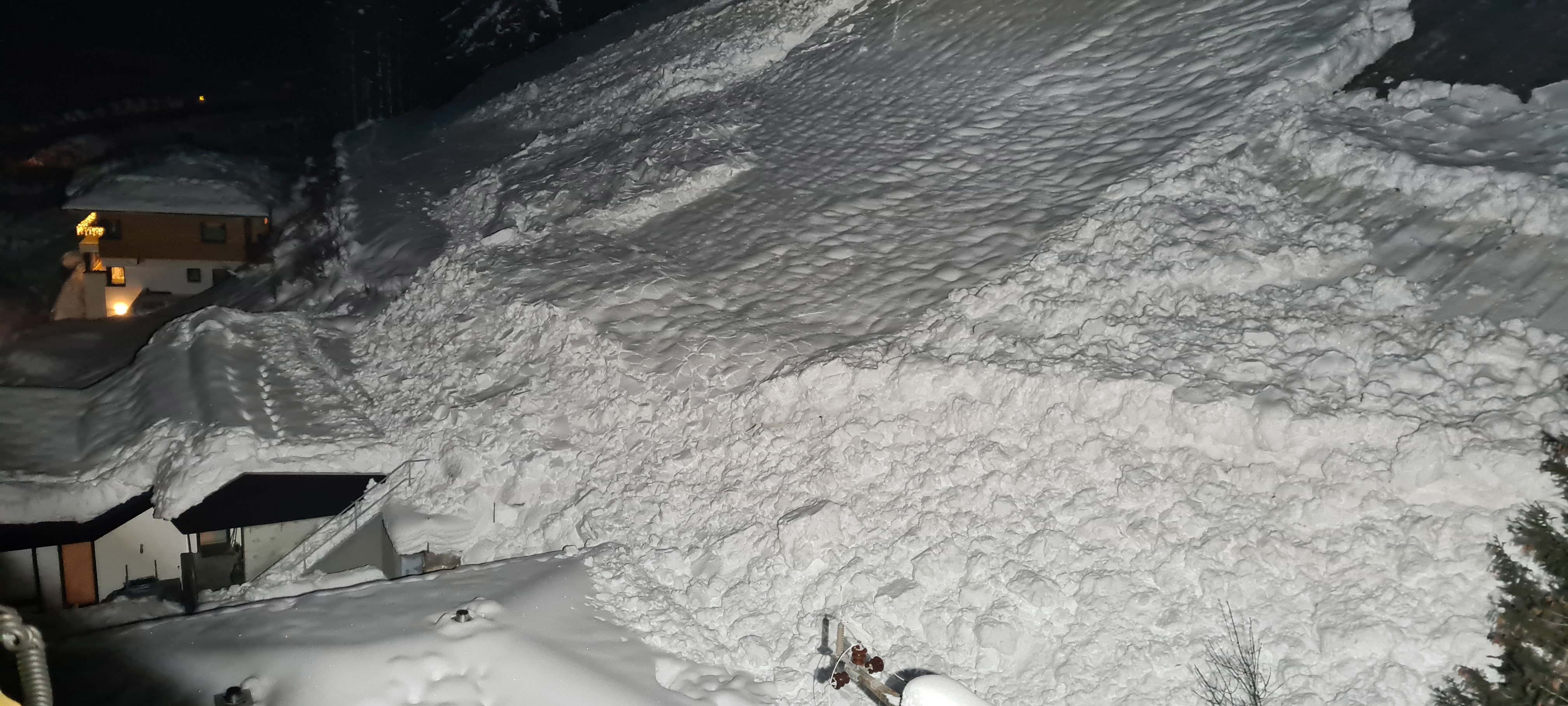 Auch andere Wohnh&auml;user wurden an der R&uuml;ckseite versch&uuml;ttet.