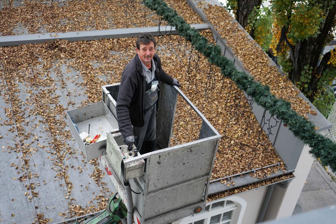 Herbert Steiger von der Firma Elektro Duregger montiert seit vielen Jahren die Beleuchtung in der Stadt. Foto: Stadt Lienz/Lenzer1