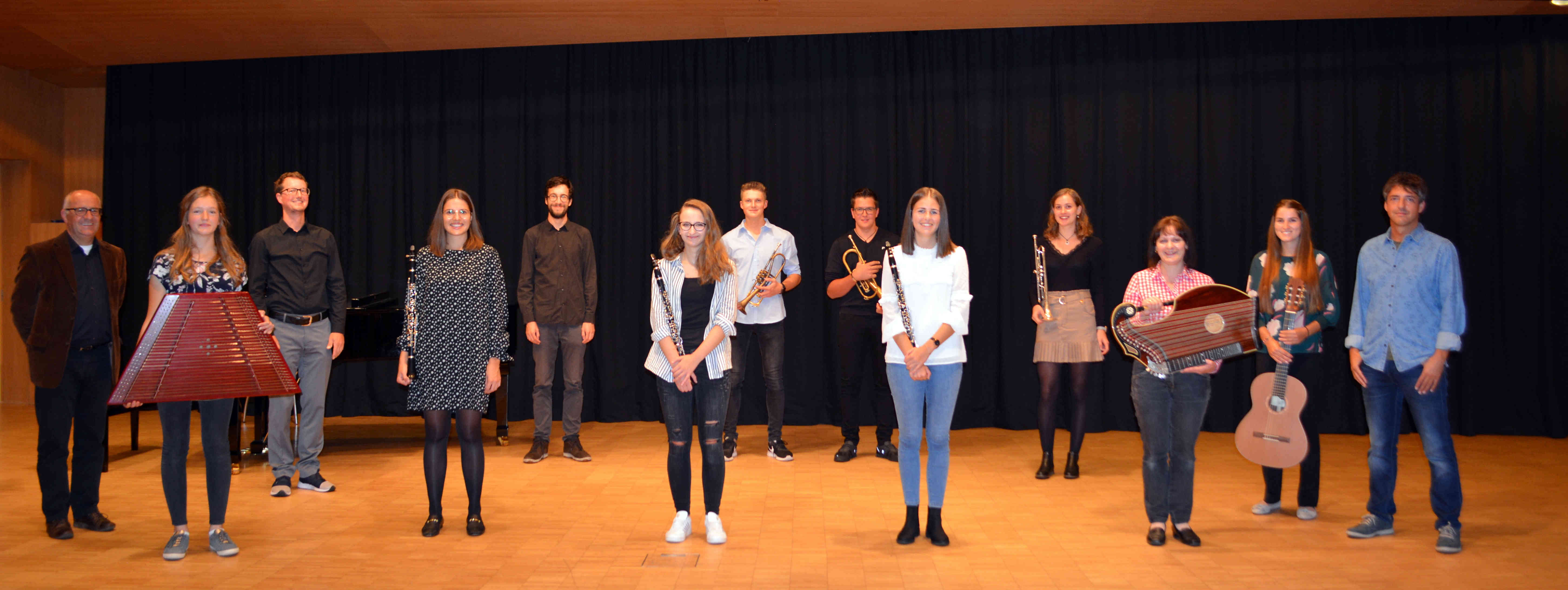 V.l.: Gotthard Sch&ouml;pf, Victoria Senfter, Christian Sch&ouml;negger, Karolina Ortner, Korrepetitor Lukas Au&szlig;erdorfer, Anja Bodner, Florian Au&szlig;erlechner, Julian Weitlaner, Anna Gatterer, Maria Bucher, Philomena Rainer, Sophie Kofler, Markus Zl&ouml;bl. Foto: LMS