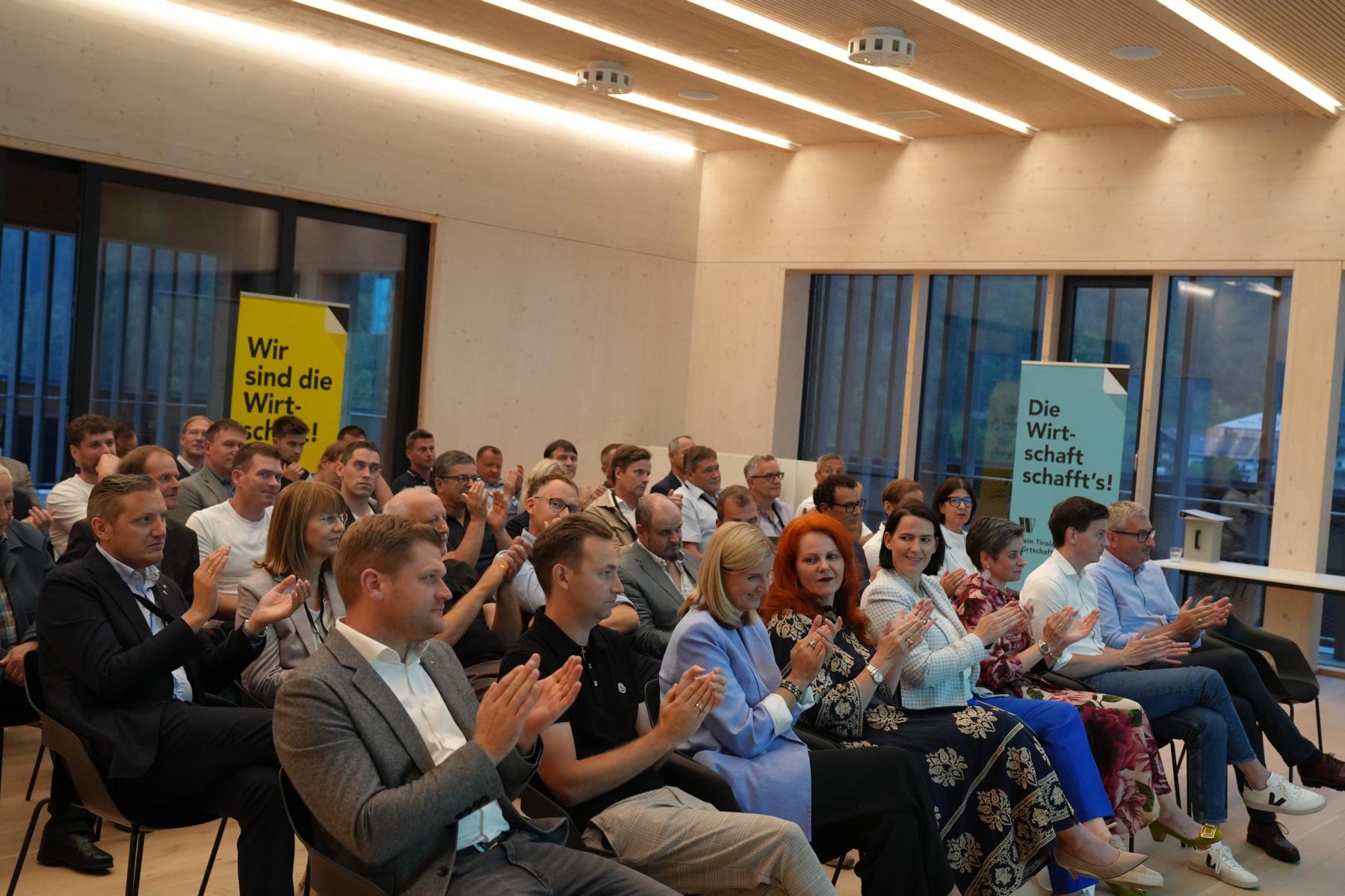 Die G&auml;ste der Bezirksgruppenhauptversammlung der Bezirksgruppe Lienz bei der Br&uuml;der Theurl GmbH  Foto: Tiroler Wirtschaftsbund