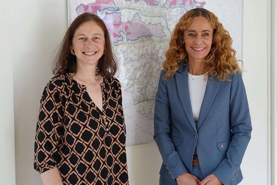 LRin Eva Pawlata mit der neuen Bezirkshauptfrau Bettina Heinricher (li)