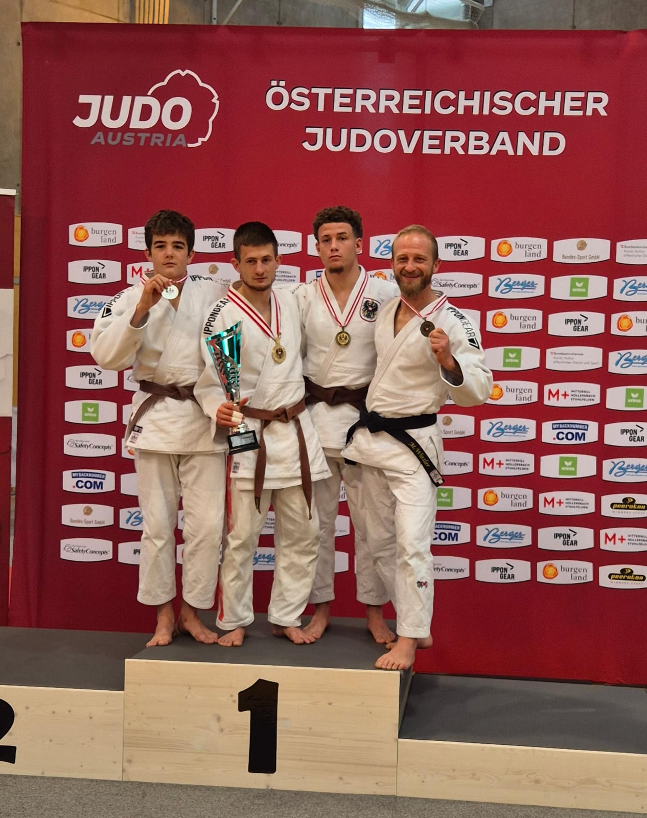 Manuel Wiesler aus Osttirol (ganz rechts) am Podest