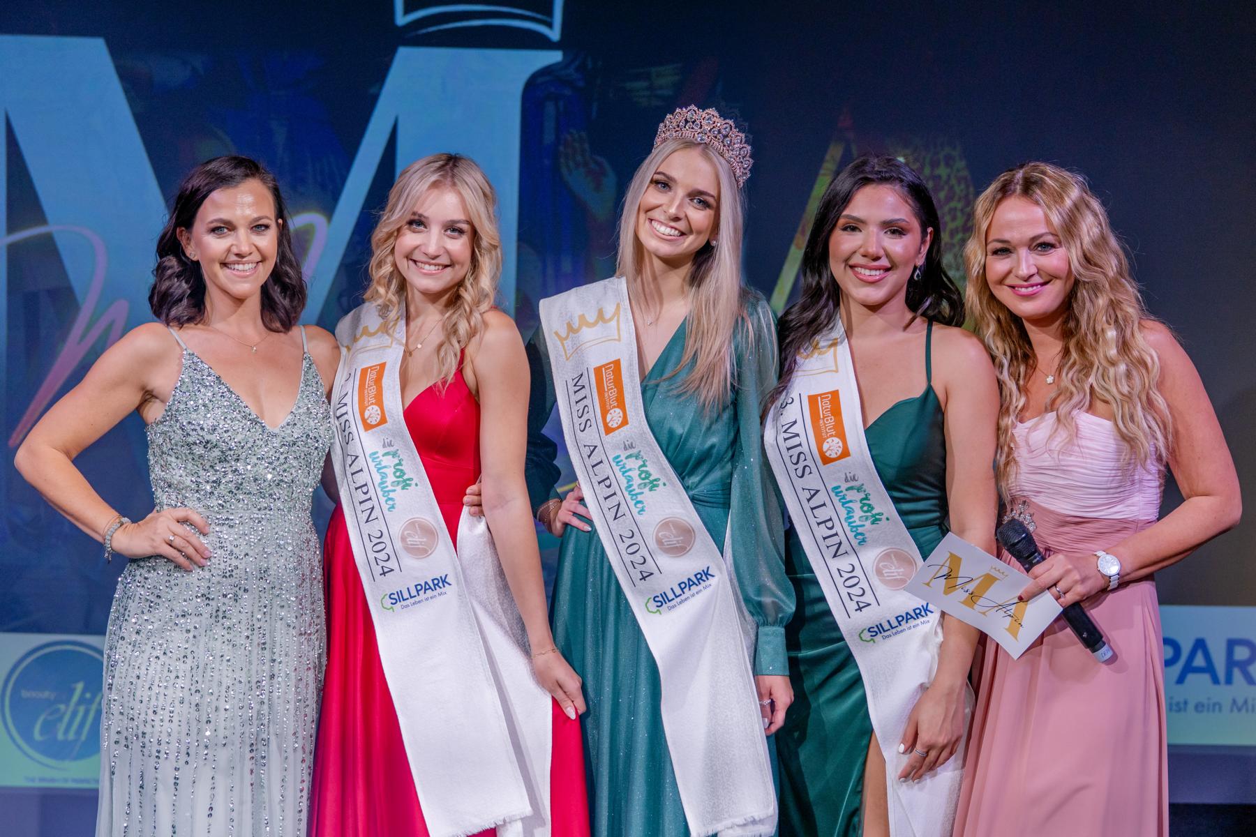 v.l.n.r. Kati Pletzer-Ladurner (Organisatorin), Vize Miss Alpin 2024  Lea Nanton, Miss Alpin 2024 Larissa Ranacher, Dritte Miss Alpin 2024 Angelina Cukic, Denise Neher (Moderatorin)