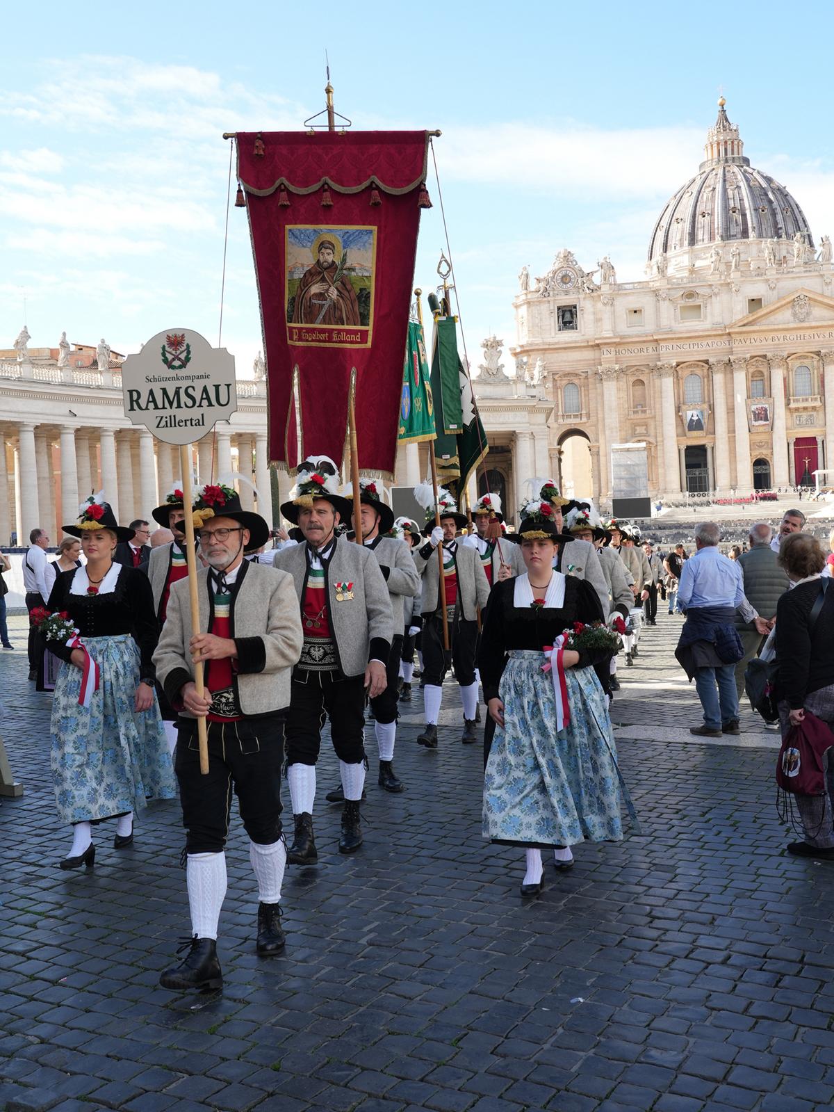 Sch&uuml;tzenabordnung aus Kollands Geburtsort Ramsau im Zillertal. Foto: DIBK/Cincelli