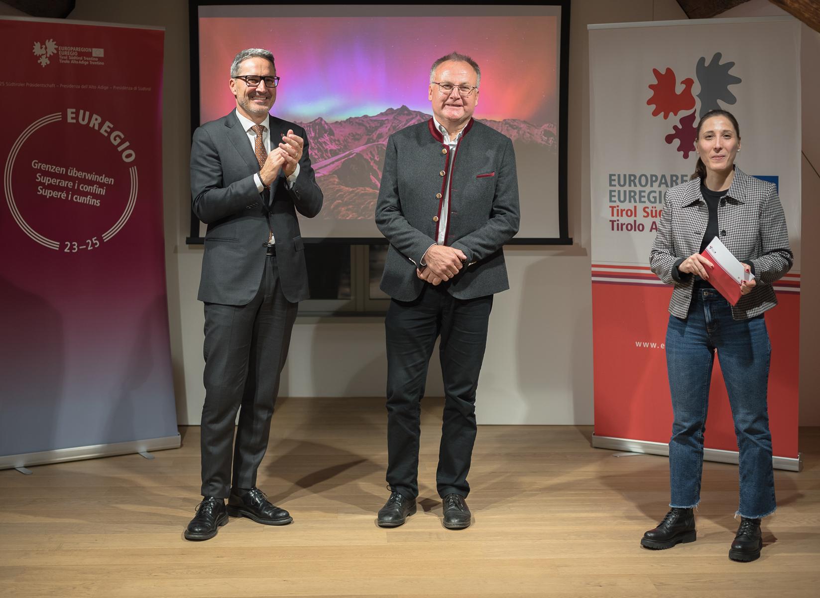 LH Kompatscher gratuliert Hans Bergmann zum Titelbild. Foto: LPA/Patrizia Correiro