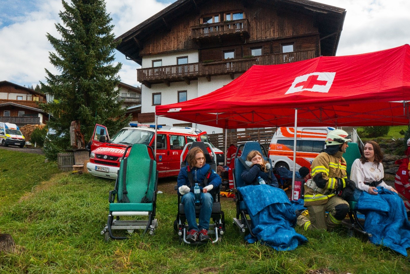 Freiwillige mimten die 25 Verletzten, die aus dem zerst&ouml;rten Festzelt geborgen werden mussten. Foto: Ecaterina Tolicova &Ouml;RK Osttirol