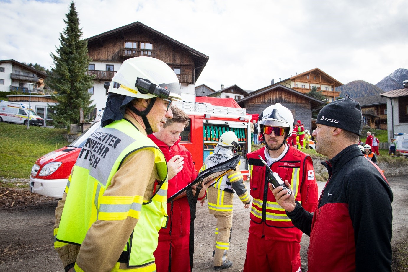 Foto: Ecaterina TOLICOVA &Ouml;RK Osttirol. (v.l.n.r.) Einsatzleiter FF Kartitsch Josef Ebner, Einsatzleiter-Assistent vom Roten Kreuz Osttirol Daniel Petsch, der neue Einsatzleiter Benjamin Gasser, Einsatzleiter Bergrettung Obertilliach Gerhard Fiegl