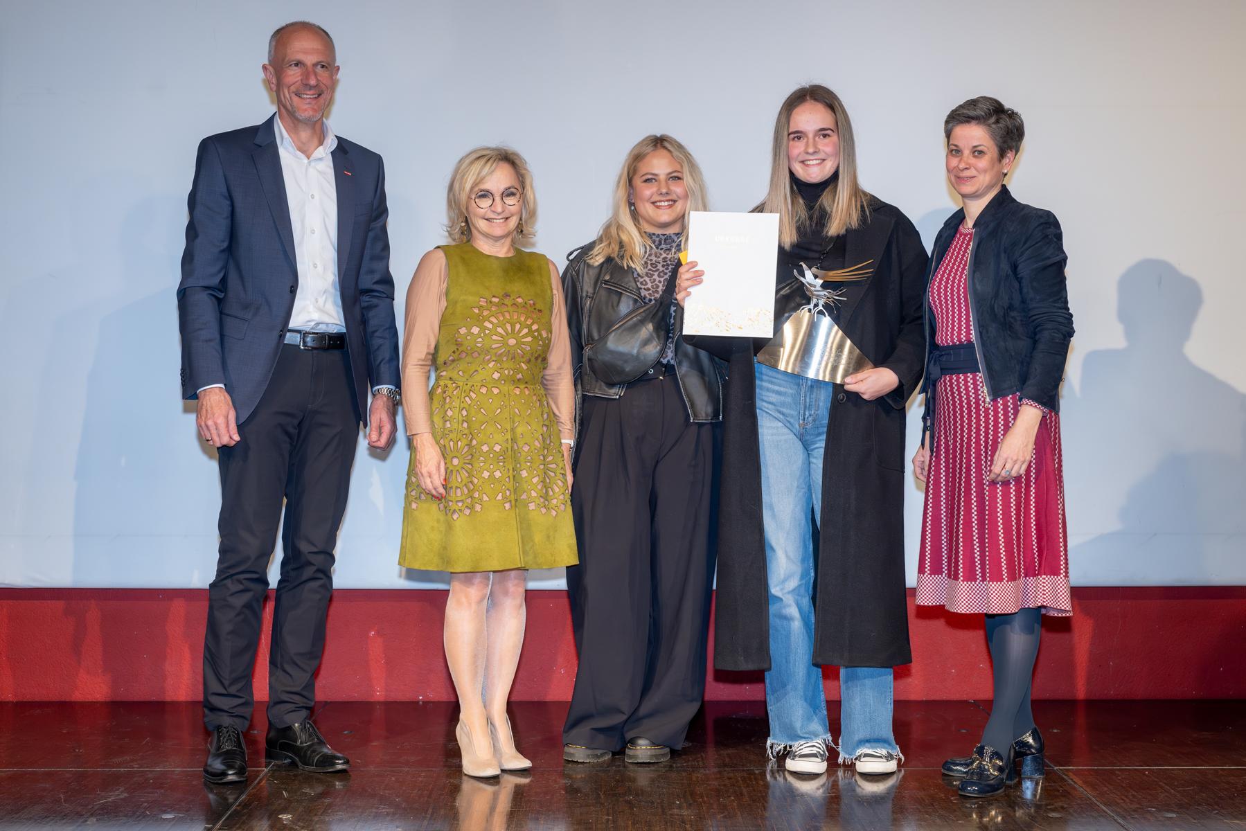 Ehrung f&uuml;r Landessiegerin Laura Unterluggauer (Malerin und Beschichtungstechnikern/Lehrbetrieb Willi Winkler). Foto: Brunner Images