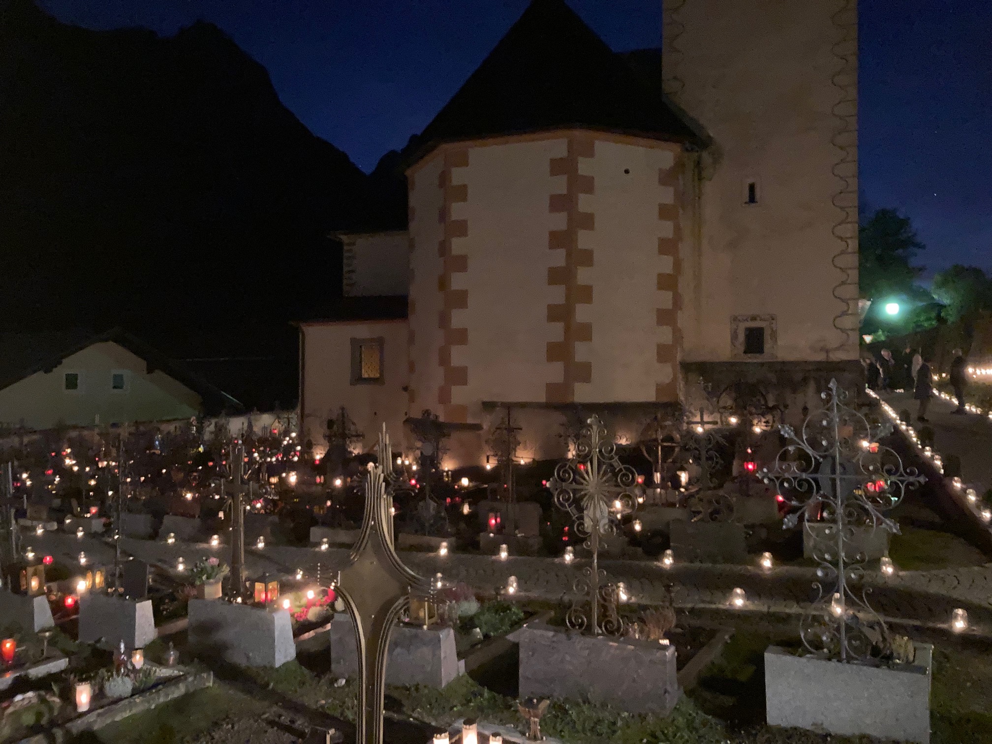 Der Lichterweg f&uuml;hrte rund um die Pfarrkirche in Nikolsdorf. Foto: Stangl