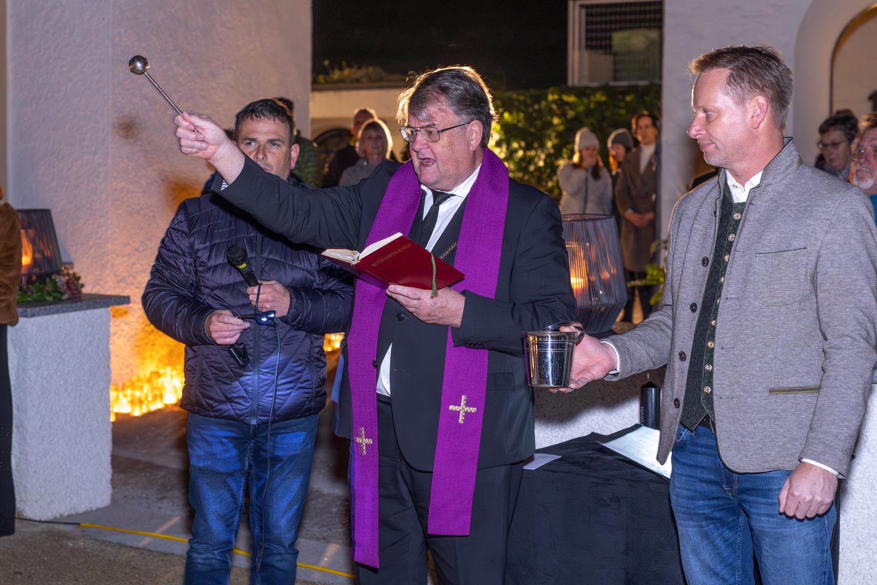 Pfarrer Bruno Decristoforo segnete den neuen Urnenfriedhof, rechts im Bild B&uuml;rgermeister Georg Rainer. Foto: Brunner Images