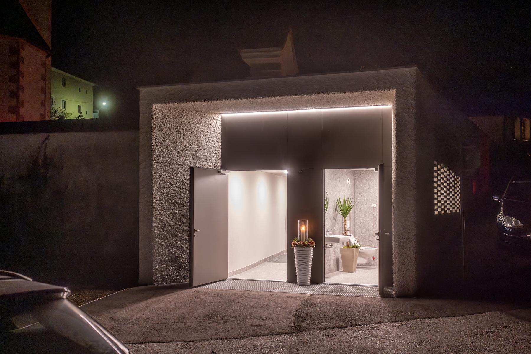 Unterhalb der Urnengrabstellen hat die Gemeinde einen Zweckbau mit &ouml;ffnentlichem WC errichtet. Foto: Brunner Images