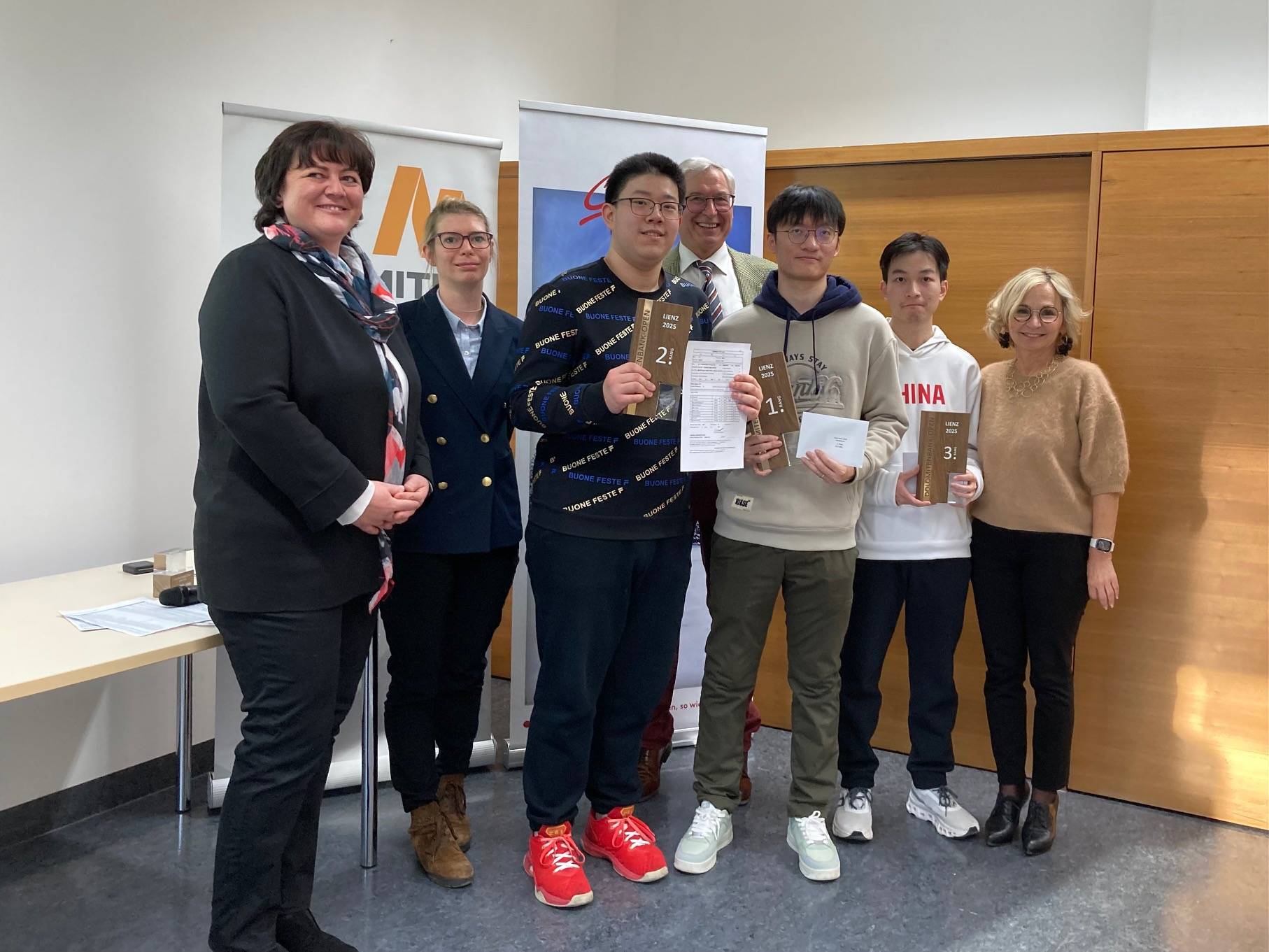 vl: Gudrun Prietl (Dolomitenbank Lienz), Schiedsrichterin Sandra Schmidt, Obmann Georg Weiler und B&uuml;rgermeisterin Elisabeth Blanik mit den drei Erstplatzierten Xie Kaifan, Zeng Chongsheng und Chen Qi B. Foto: Stangl